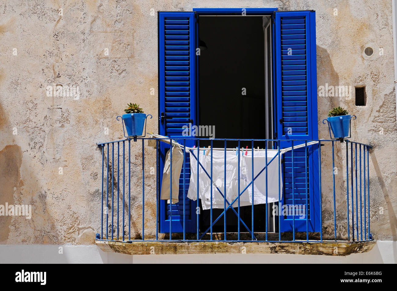 Servizio lavanderia essiccazione su un balcone, Otranto, provincia di Lecce, Puglia, Italia Foto Stock