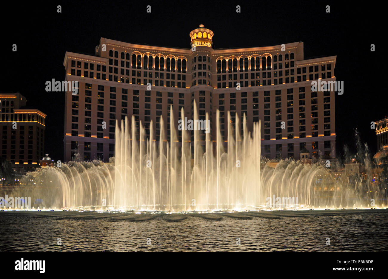 Bellagio Hotel and Casino con dancing fontana acqua mostra di notte, Las Vegas, Nevada, STATI UNITI D'AMERICA Foto Stock