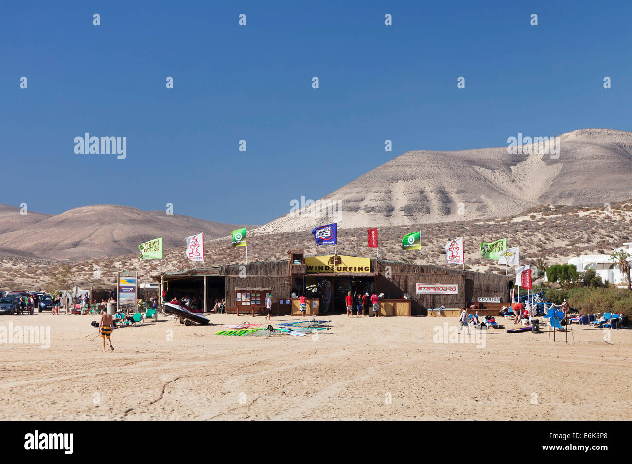 Scuola di surf e il beach bar, spiaggia di Risco del Paso, Fuerteventura, Isole Canarie, Spagna Foto Stock