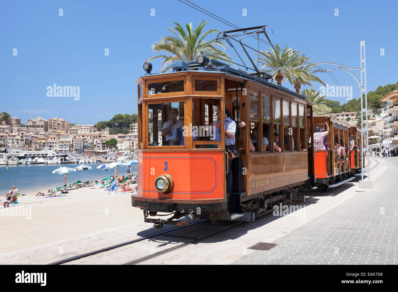 La storica "Fulmine rosso' tram sul lungomare, Passeig Es Través, Port de Sóller, Maiorca, isole Baleari, Spagna Foto Stock