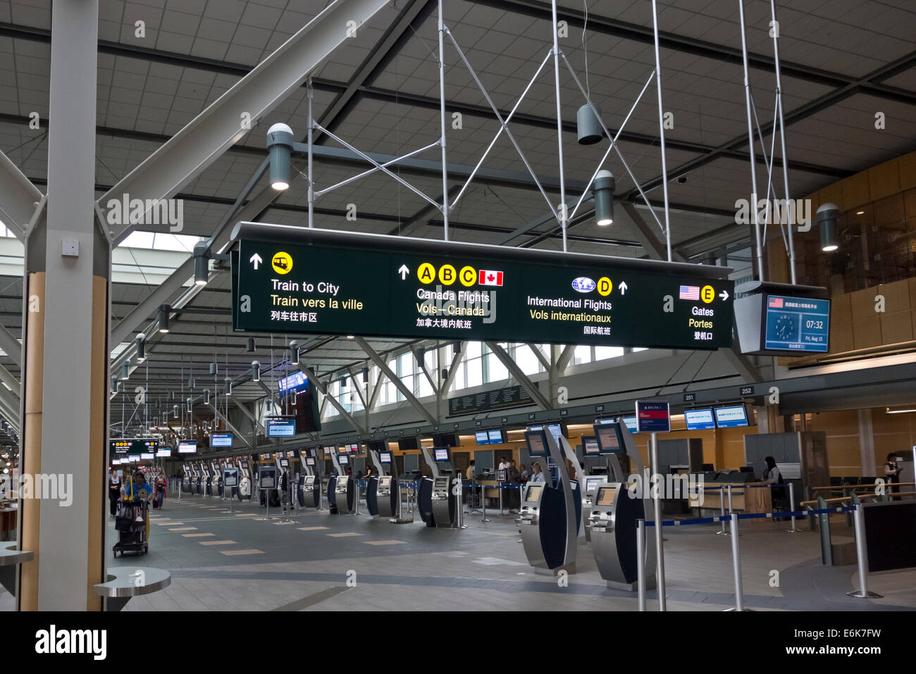 Volo i chioschi di check-in nell'area partenze internazionali della Vancouver Airport Terminal. Indicazioni per cancelli e trasporto Foto Stock