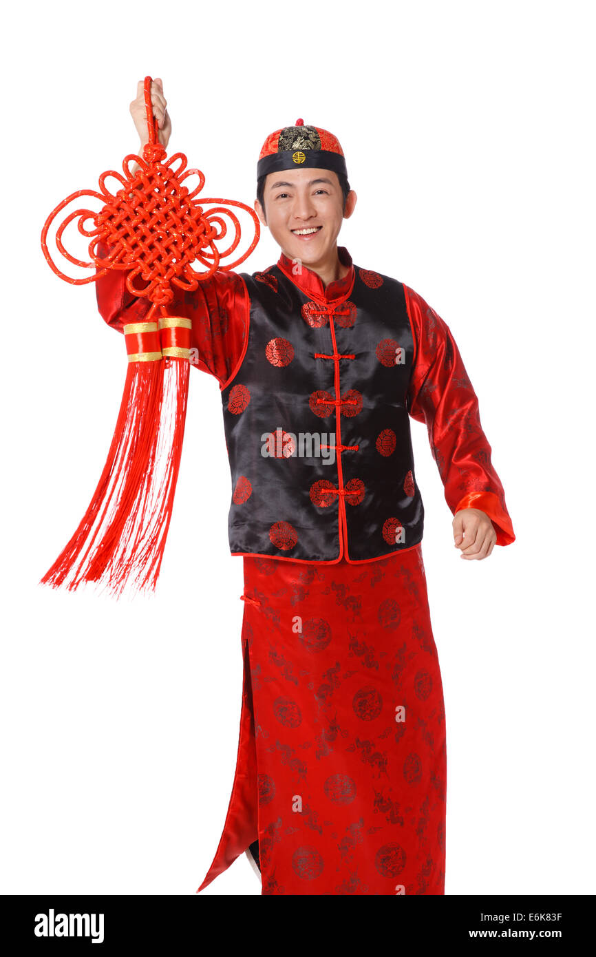 Giovane uomo vestito in abiti Cinesi tradizionali azienda nodo cinese Foto  stock - Alamy