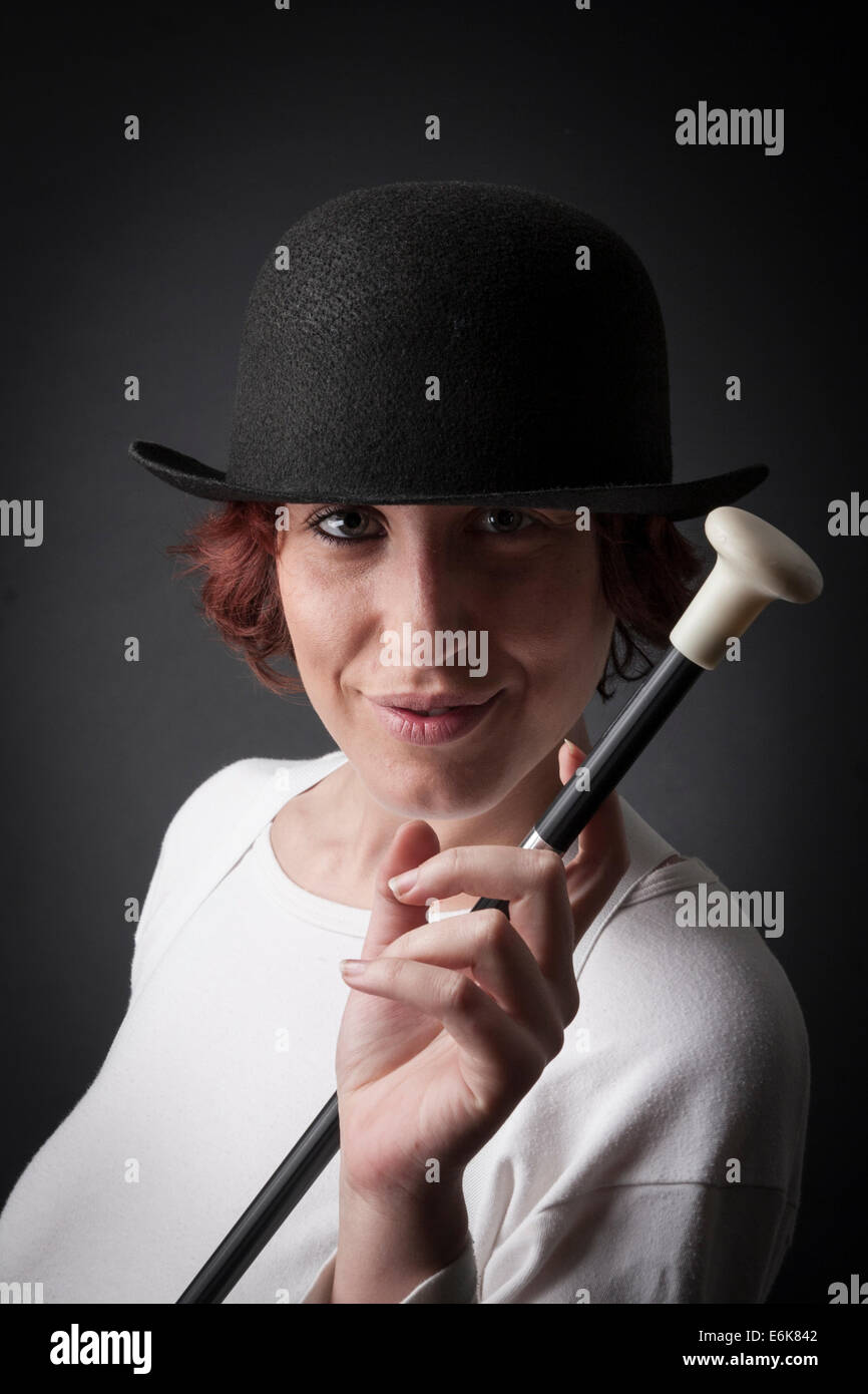 Donna con cappello bowler e canna da zucchero Foto stock - Alamy