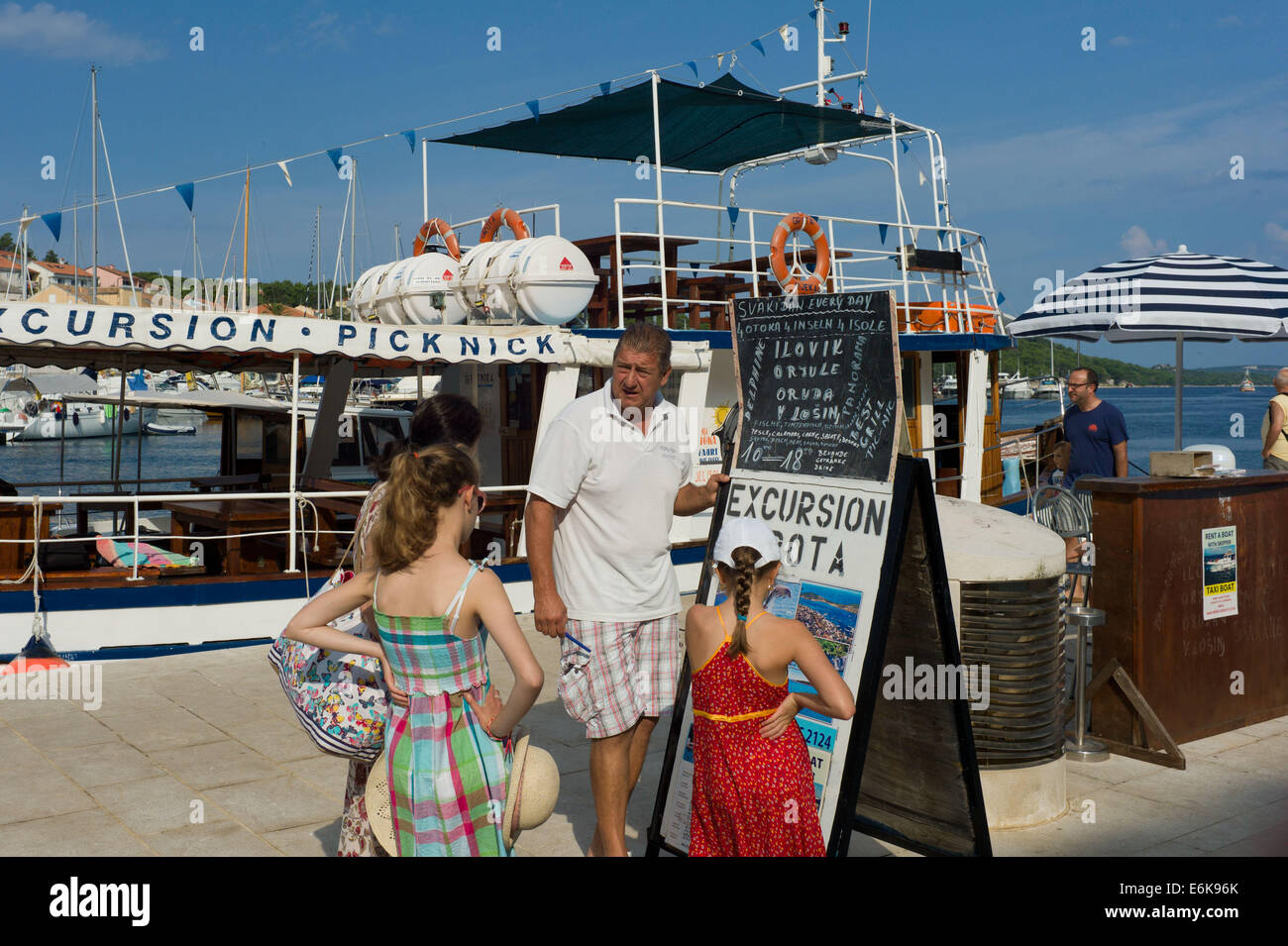 Skipper barca raccontando i turisti del suo giorno crociera in barca, Mali Losinj, isola di Losinj, Croazia Foto Stock