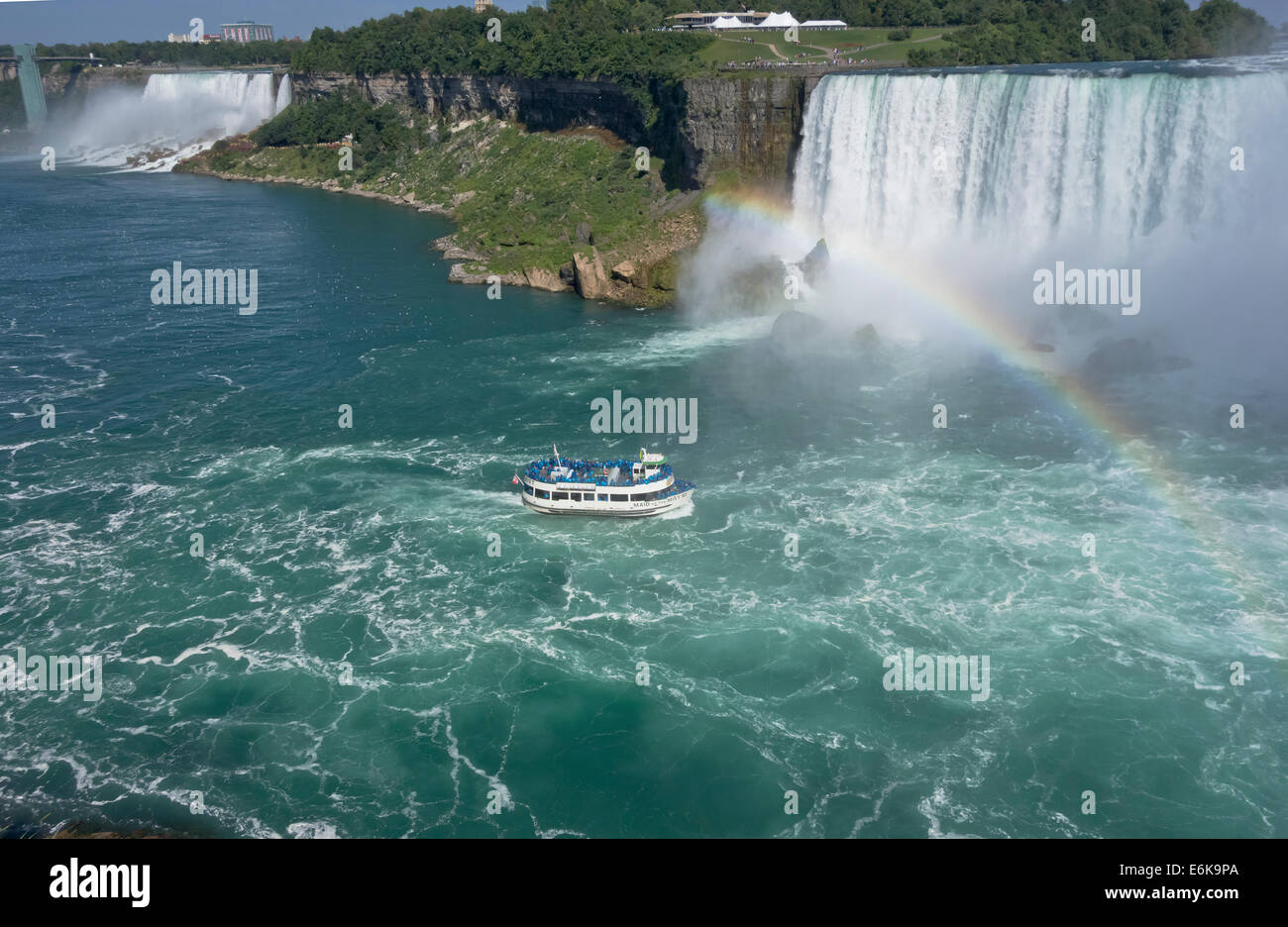 " Aiuto della nebbia' imbarcazione turistica si avvicina a Niagara Falls (cascate Horseshoe) mentre si muove lungo il fiume Niagara in estate 2014. Foto Stock