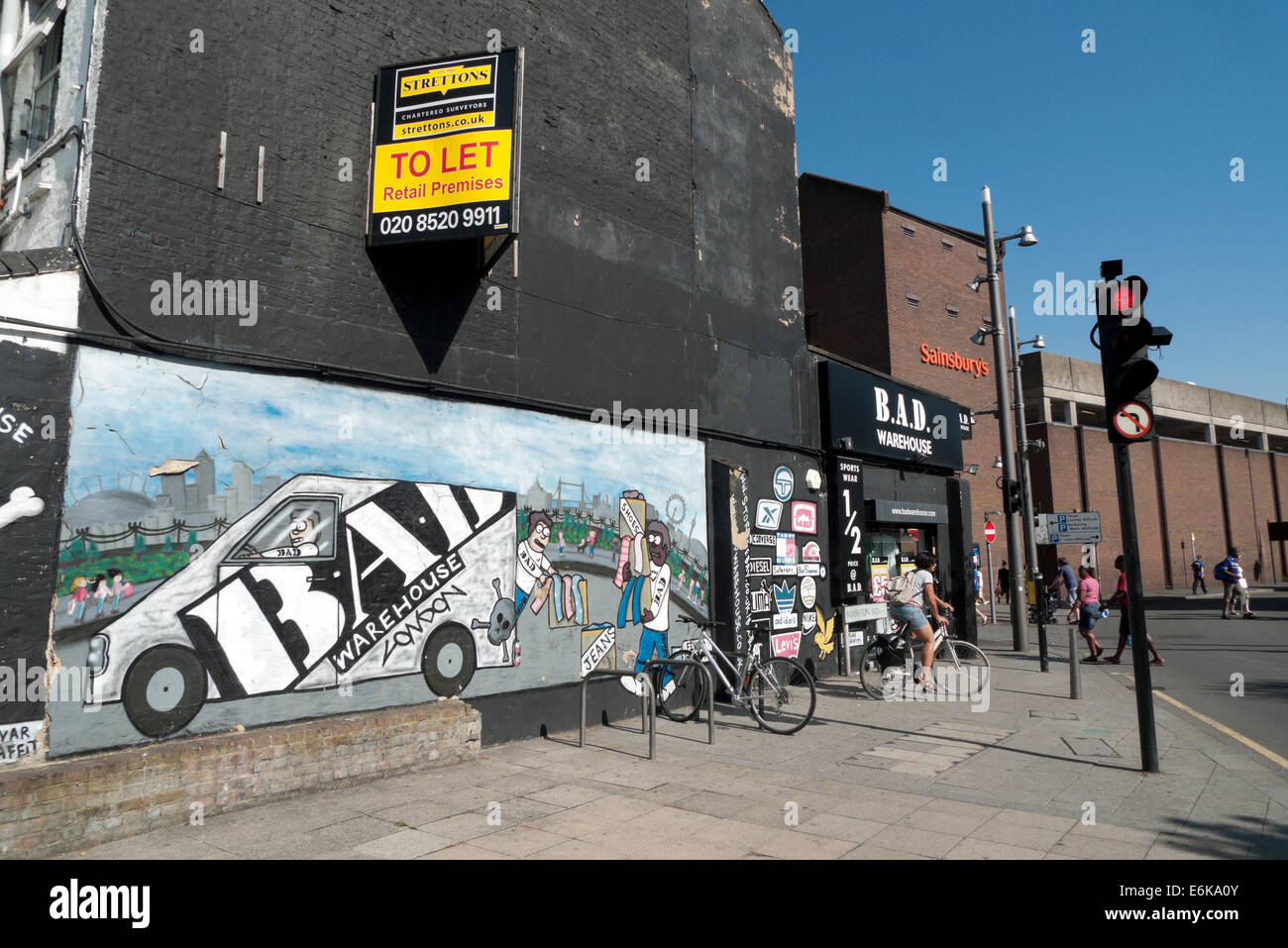 Per far firmare sul lato dell'edificio commerciale con carta murale in Walthamstow London E17 REGNO UNITO KATHY DEWITT Foto Stock
