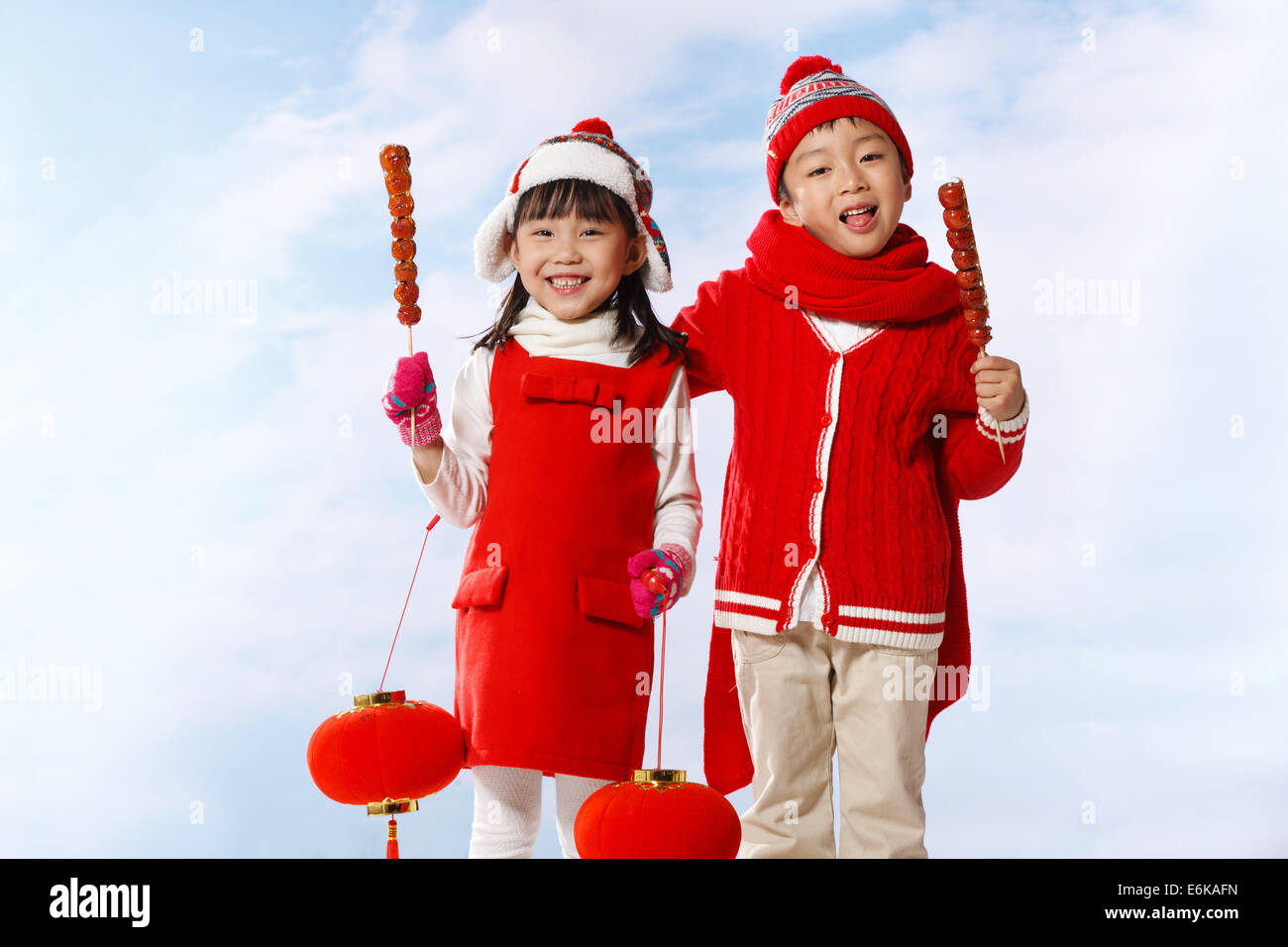 Ragazzo e ragazza con frutta candita Foto Stock