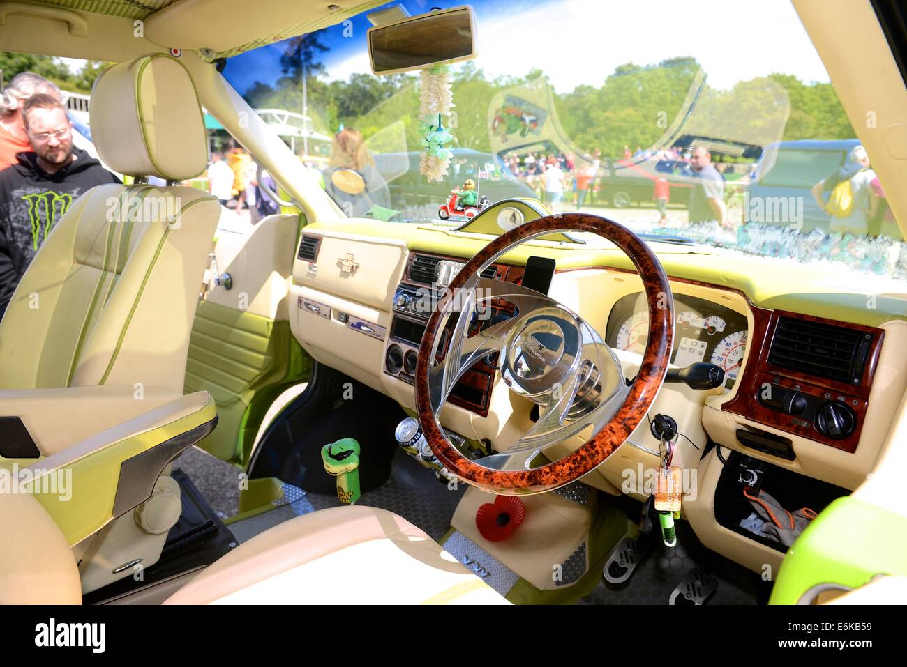 Interno del trasportatore di Volkswagen presso il National Motor Museum, Beaulieu, Hampshire. 17.08.2014 Foto Stock