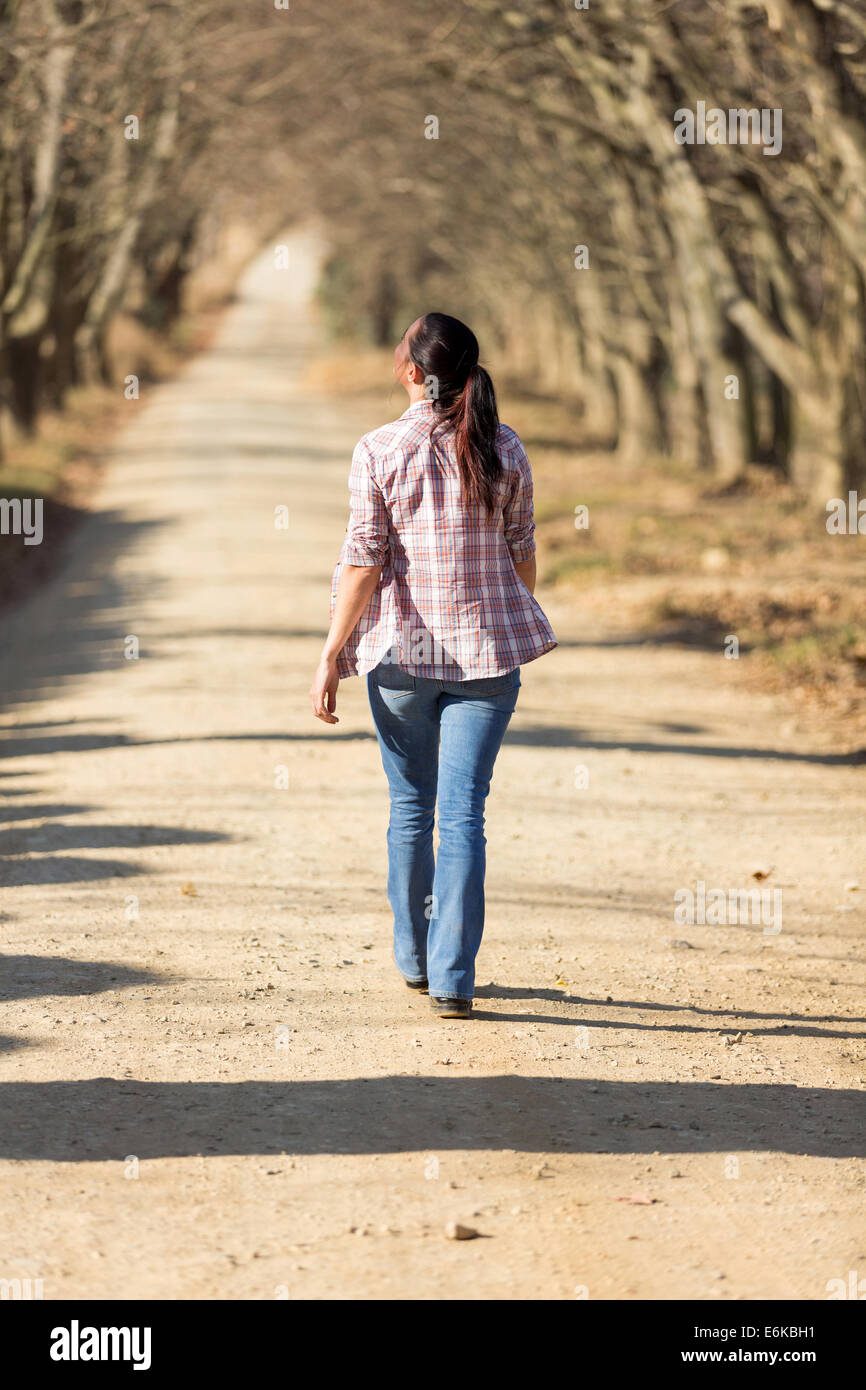 Giovane donna passeggiate all'aperto in autunno Foto Stock