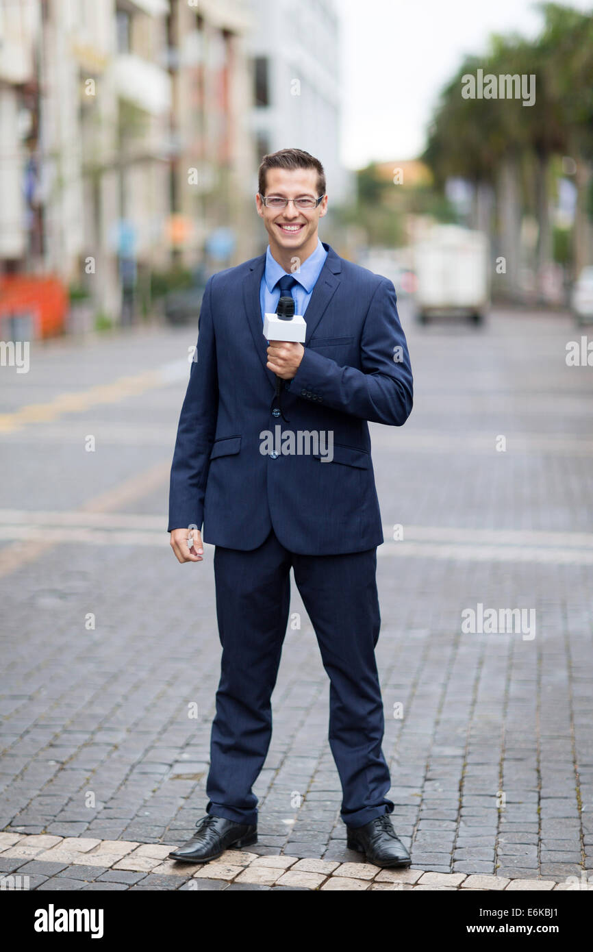 Bello giornalista tv report dalla strada urbana Foto Stock