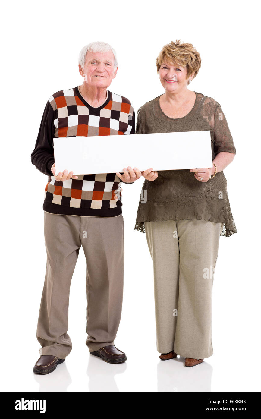 Felice coppia senior azienda scheda bianco isolato su bianco Foto Stock
