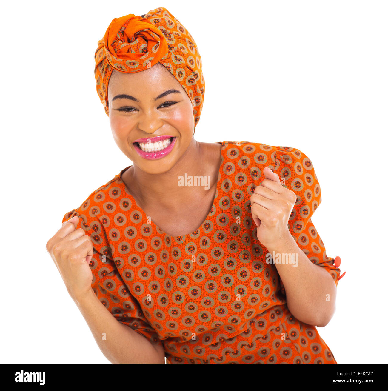 Eccitato ragazza africana in abiti tradizionali Foto Stock