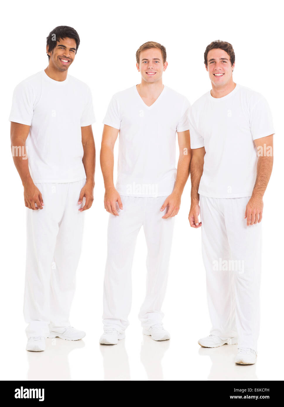 Un gruppo di giovani uomini in bianco isolato su sfondo bianco Foto Stock