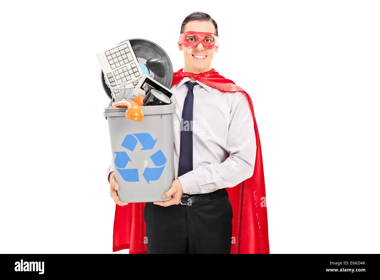 Maschio di riciclaggio di supereroi il suo roba vecchia in un cestino isolato su sfondo bianco Foto Stock