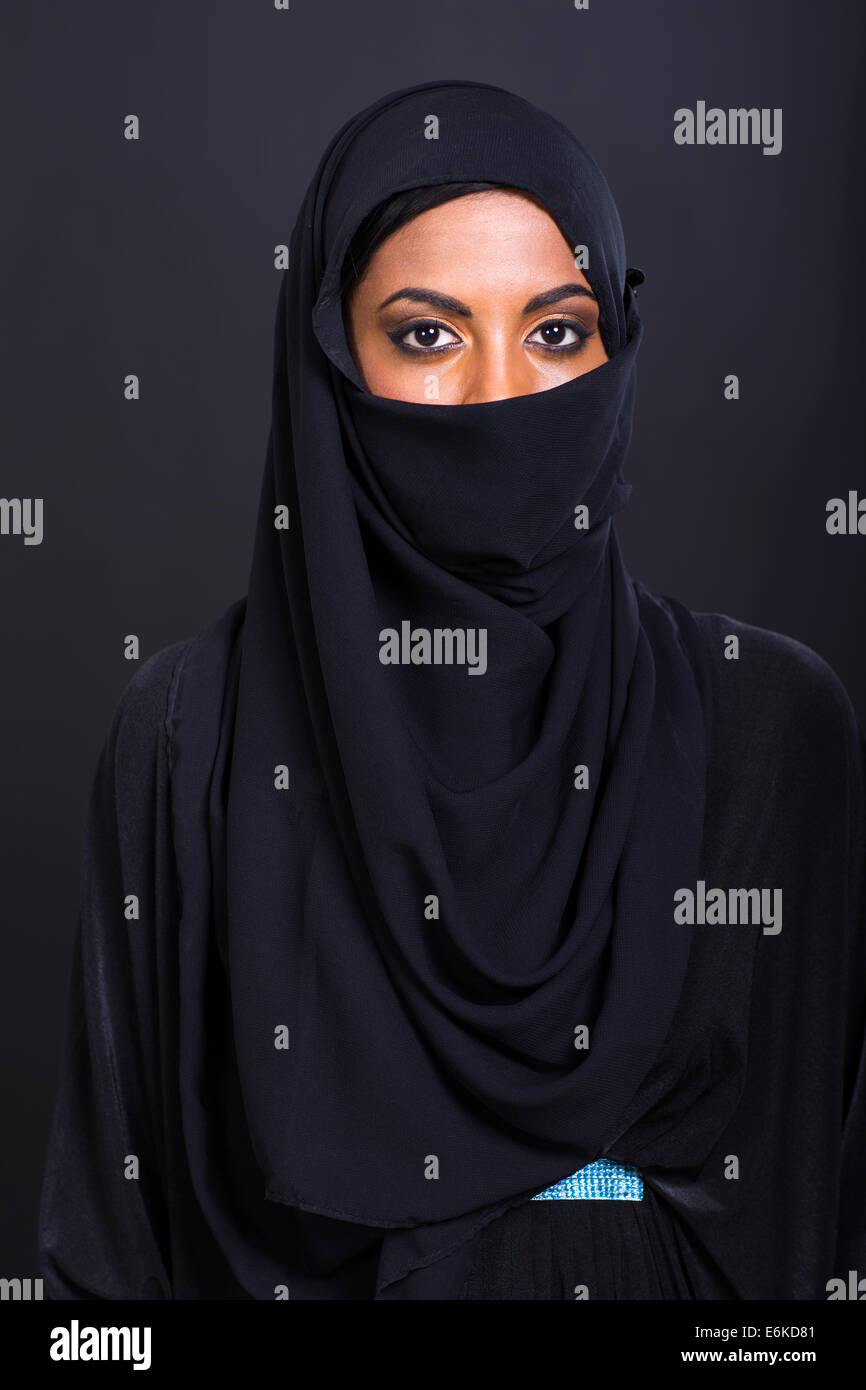 Ritratto di giovane donna musulmana su nero Foto Stock