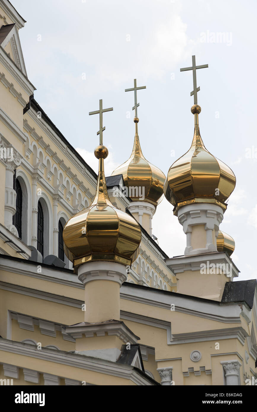 Cupole d'oro e croce di una chiesa ortodossa in kharkiv Foto Stock