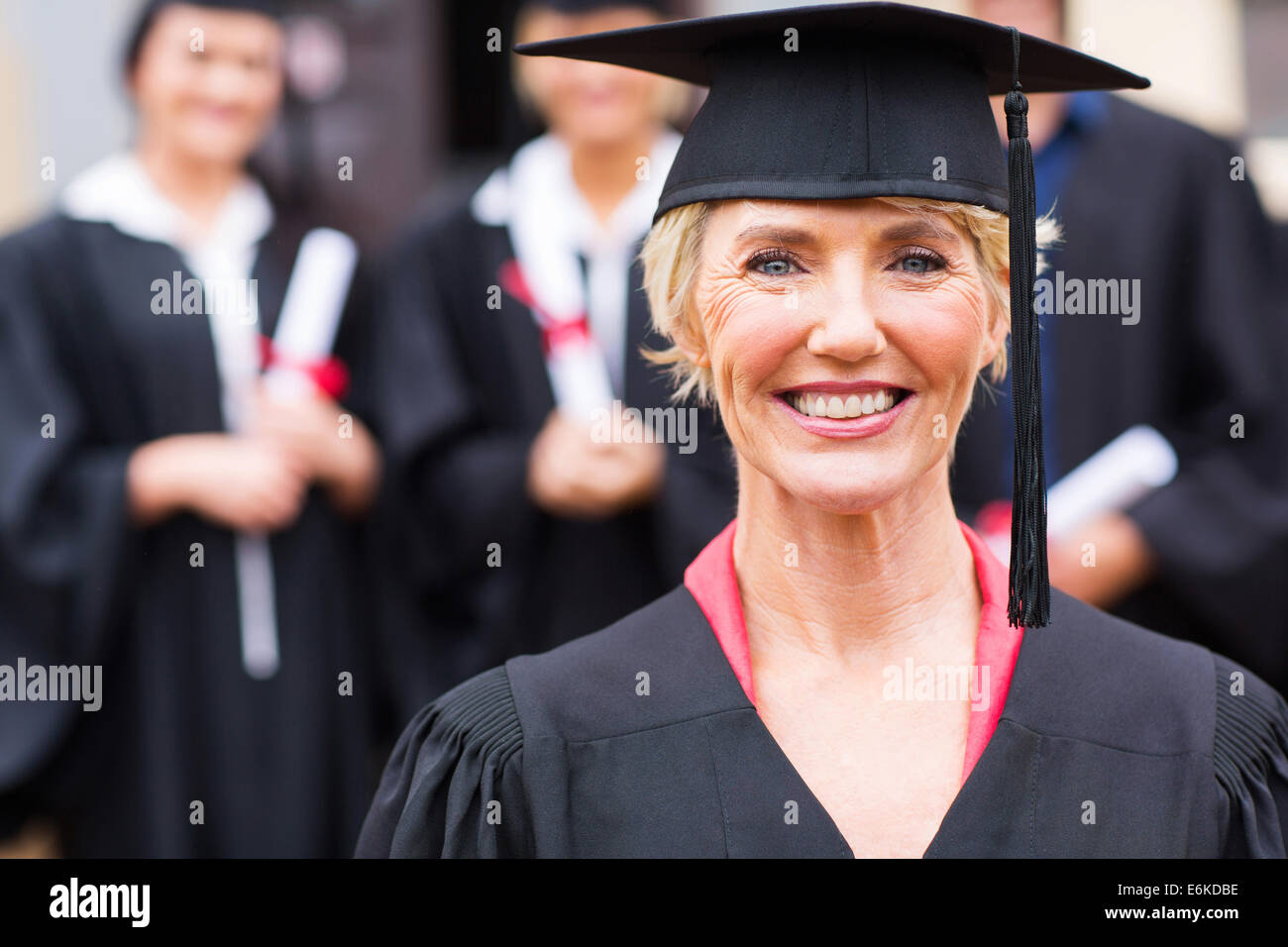 Grazioso centro di età professore universitario presso gli studenti cerimonia di consegna dei diplomi Foto Stock