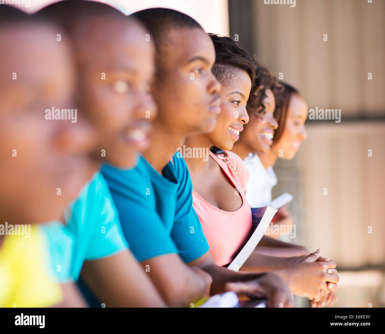 Gruppo di felice africana di studenti universitari del campus Foto Stock