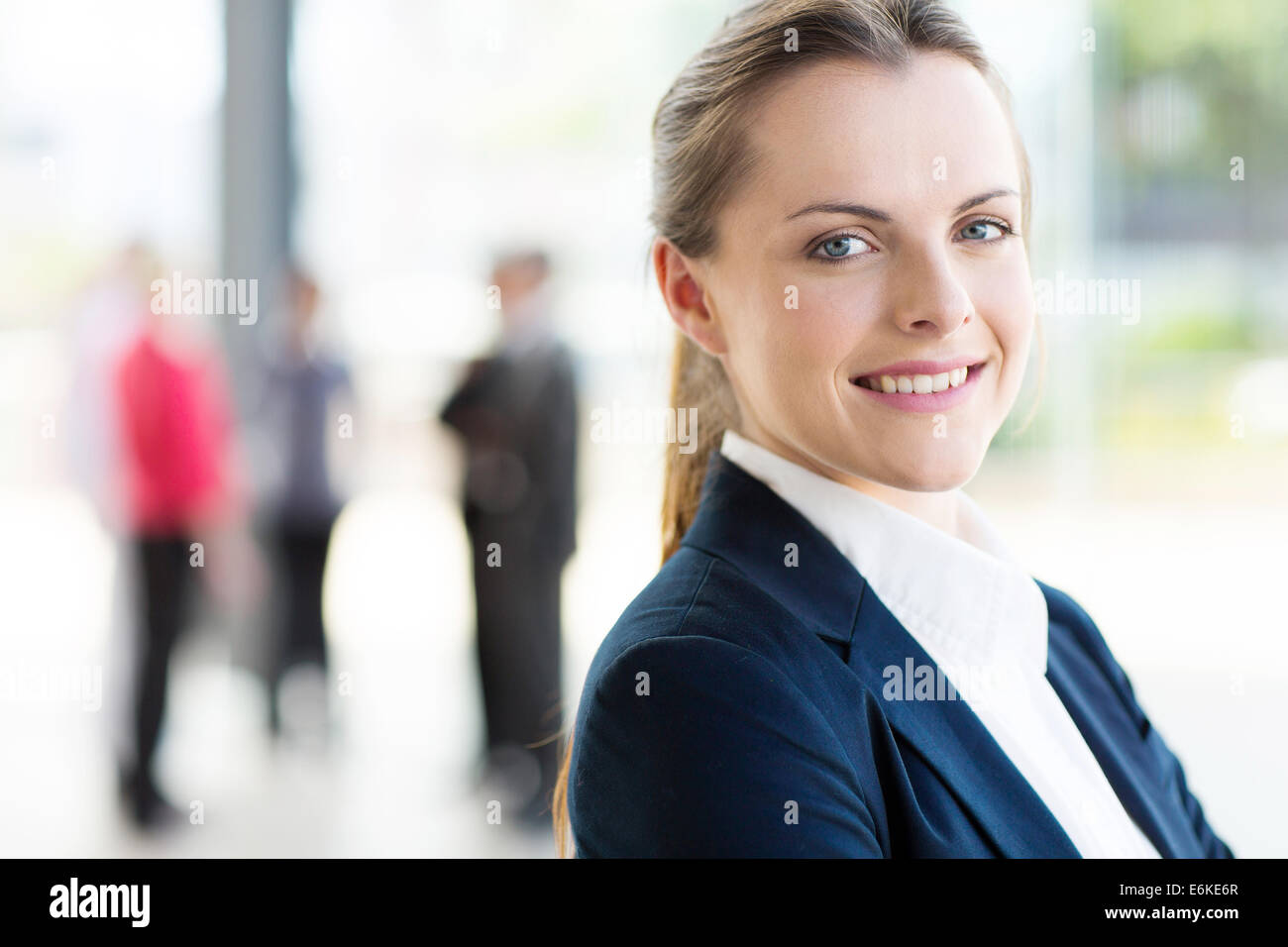 Piuttosto giovane donna di affari in ufficio moderno Foto Stock