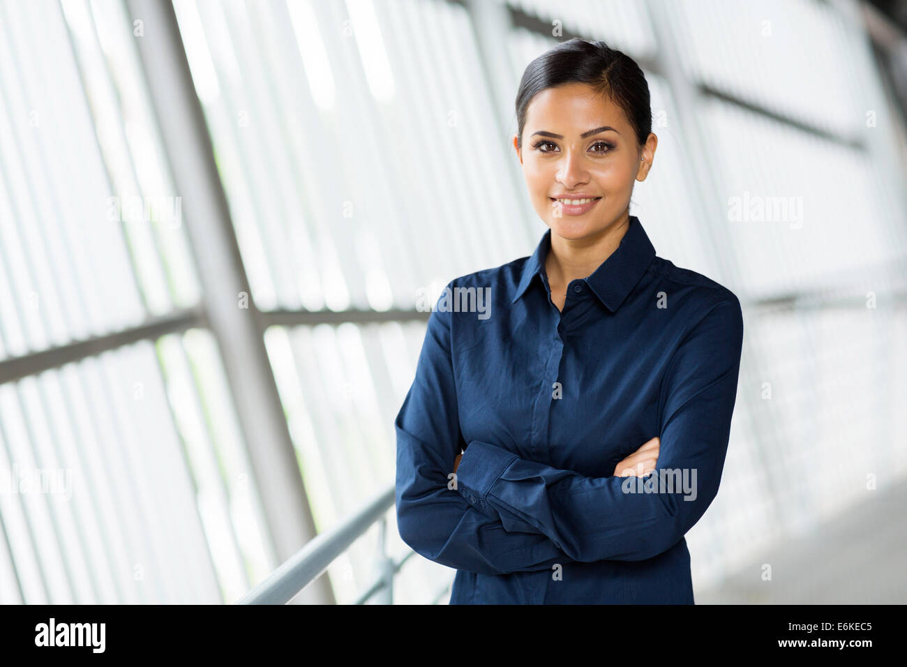 Giovane e bella donna di carriera in ufficio moderno Foto Stock