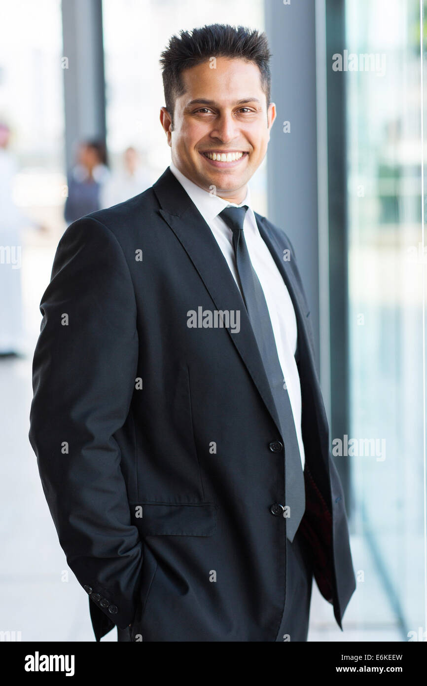 Smart commerciante indiano in abito nero Foto Stock