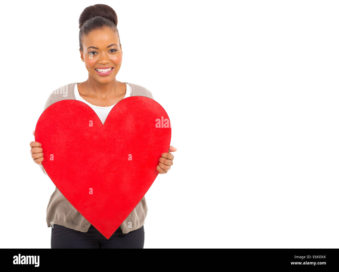 Ritratto di carino ragazza africana che mostra cuore rosso Foto Stock
