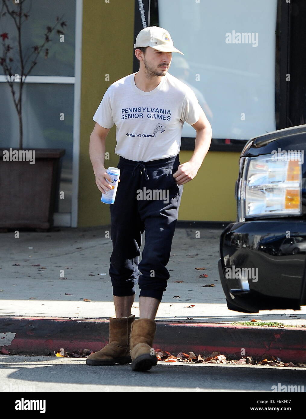 Shia LaBeouf fa una rapida sosta per rinfreschi in un negozio di liquori in  Sherman Oaks. Il 'Nymphomaniac' star è stato visto indossare una sporca di  T-shirt, pantaloni di sudore e donna