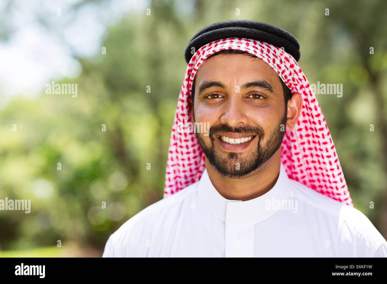 Close up ritratto di felice uomo arabo all'aperto Foto Stock