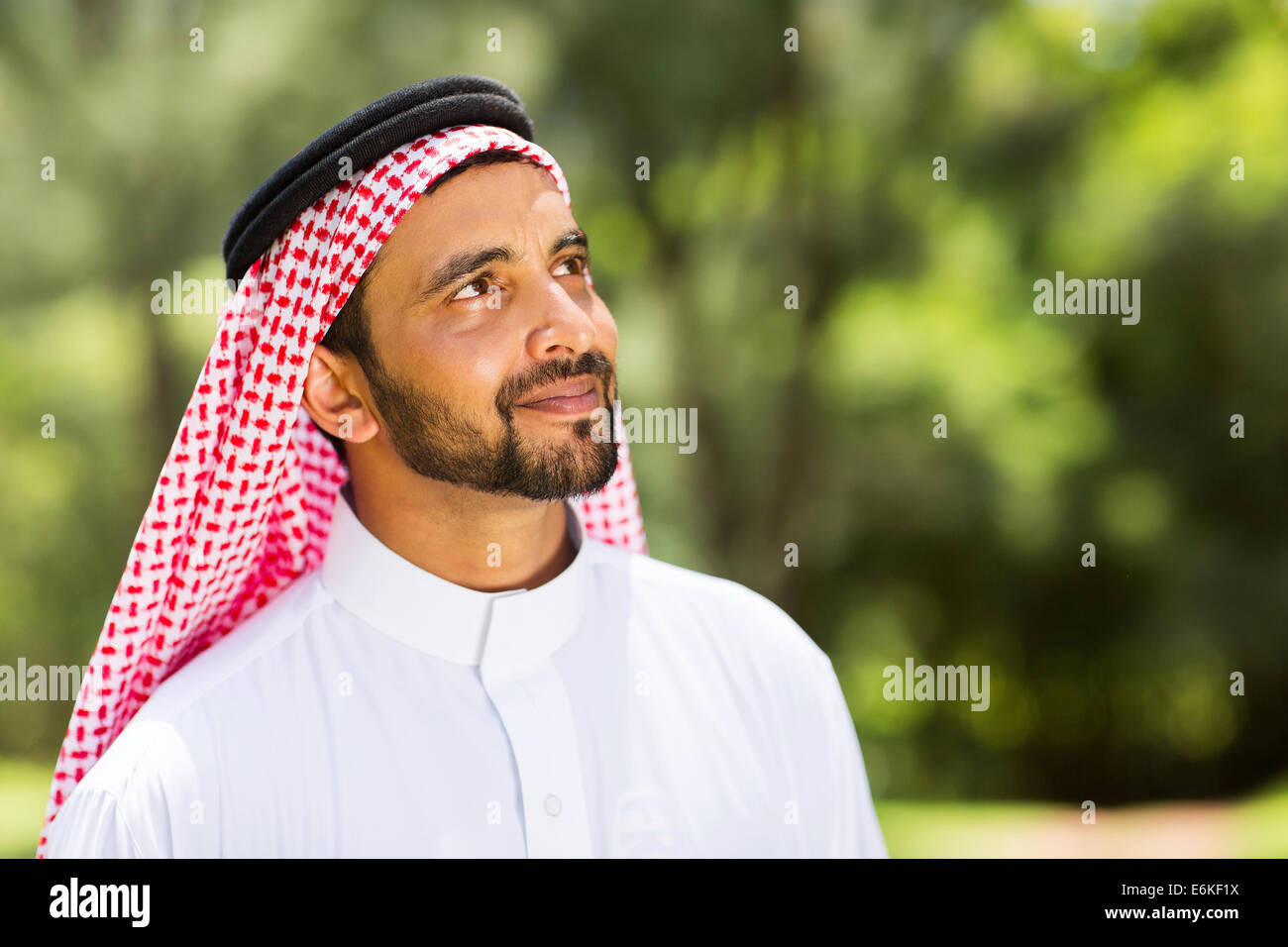 Bello del medio oriente cerca uomo fino all'aperto Foto Stock