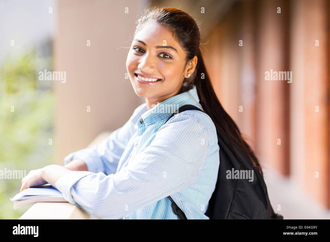 Carino Indian college girl in piedi dal passaggio Foto Stock
