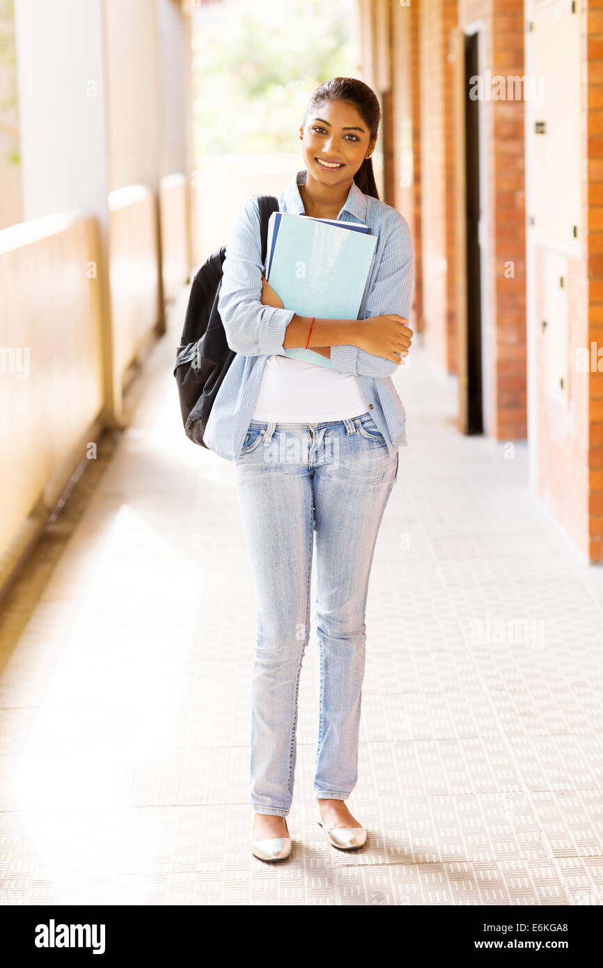 Bellissimo Indian college ragazza con libri in piedi dal passaggio Foto Stock