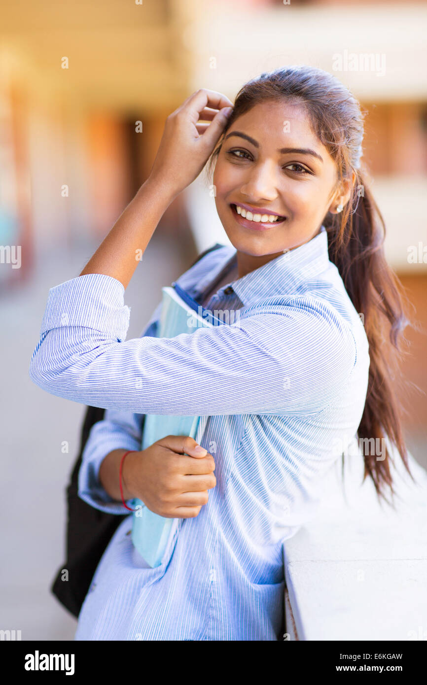 Bella femmina Indian college girl del campus Foto Stock