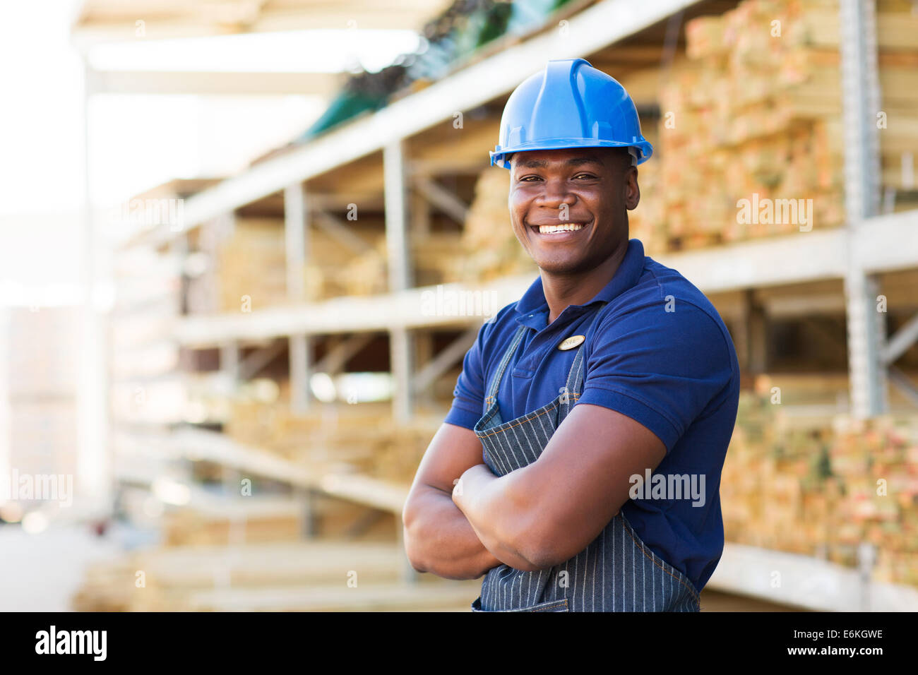 Felice African operaio industriale permanente al materiale da costruzione magazzino Foto Stock