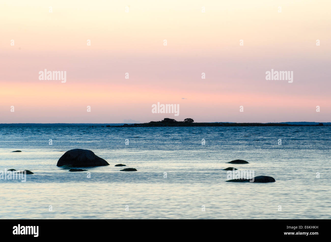 Costiera vista crepuscolo con rocce in blu acqua e cielo colorato Foto Stock