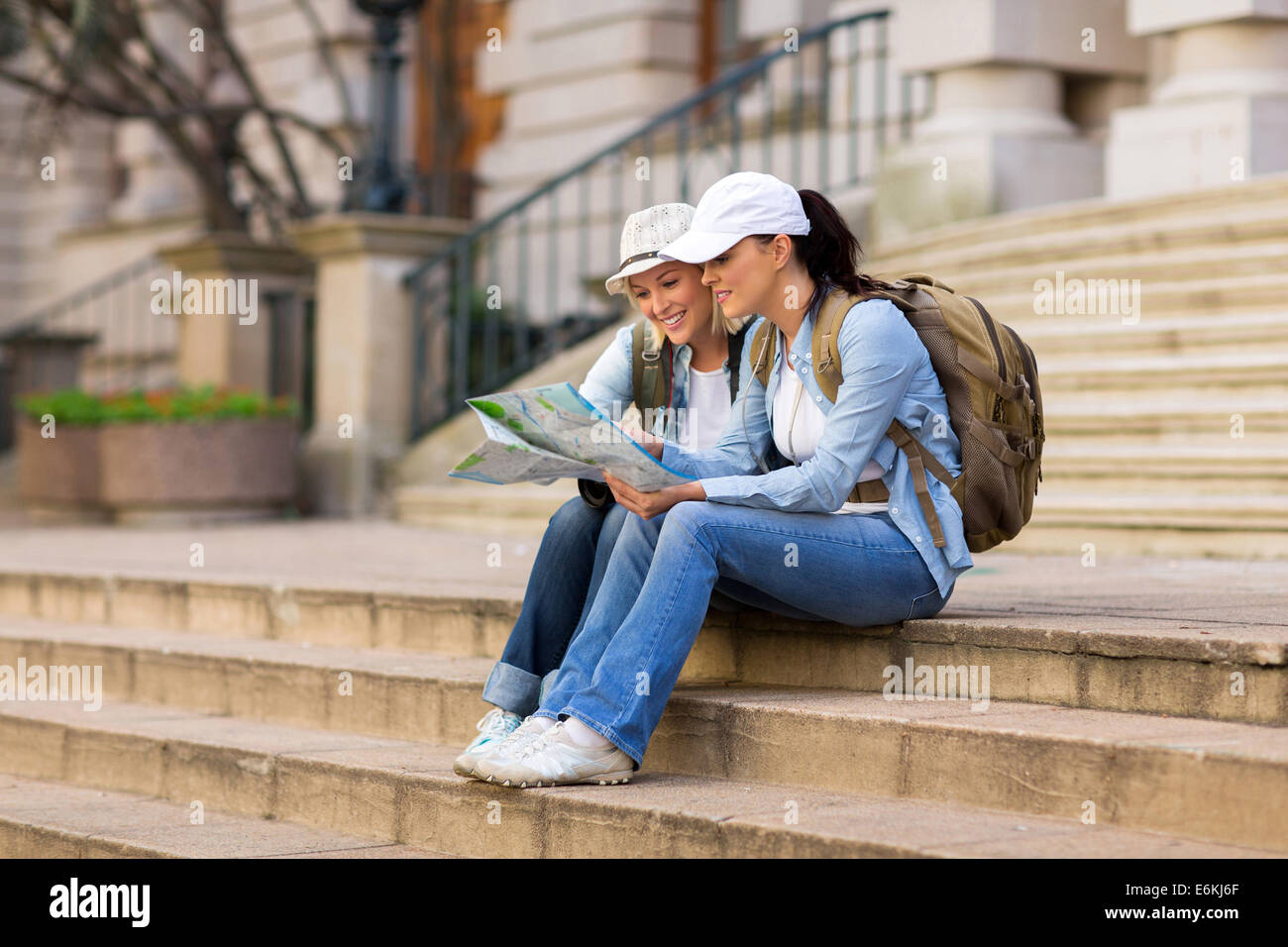 Due belle donne turisti in cerca della mappa Foto Stock