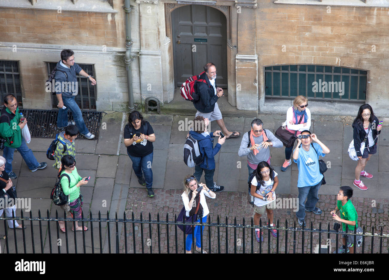 I turisti in Oxford scattare fotografie, Oxford, Regno Unito Foto Stock
