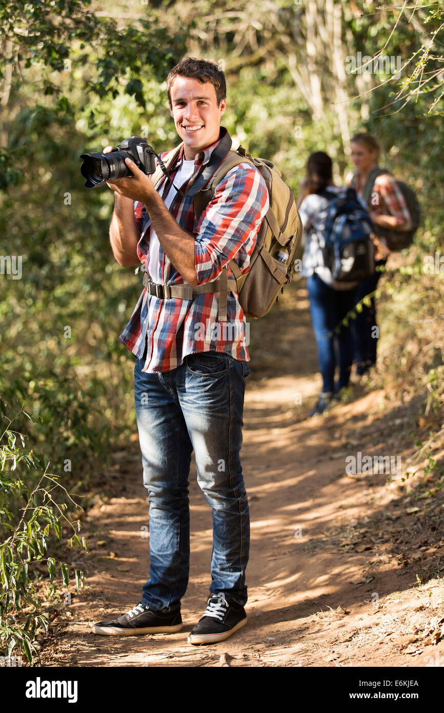 Giovane uomo trekking in montagna con gli amici Foto Stock