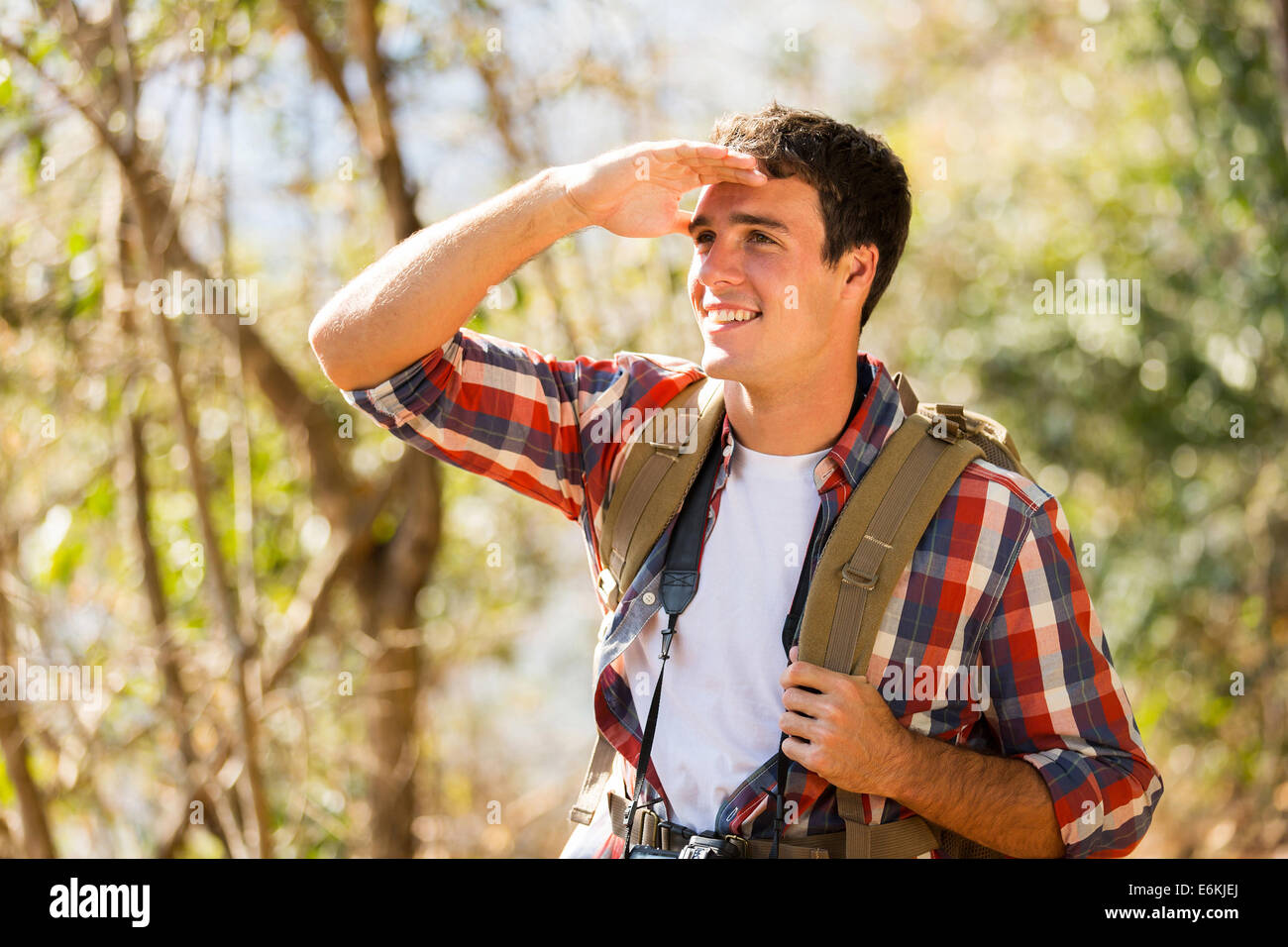 Giovane uomo trekking in montagna di autunno Foto Stock