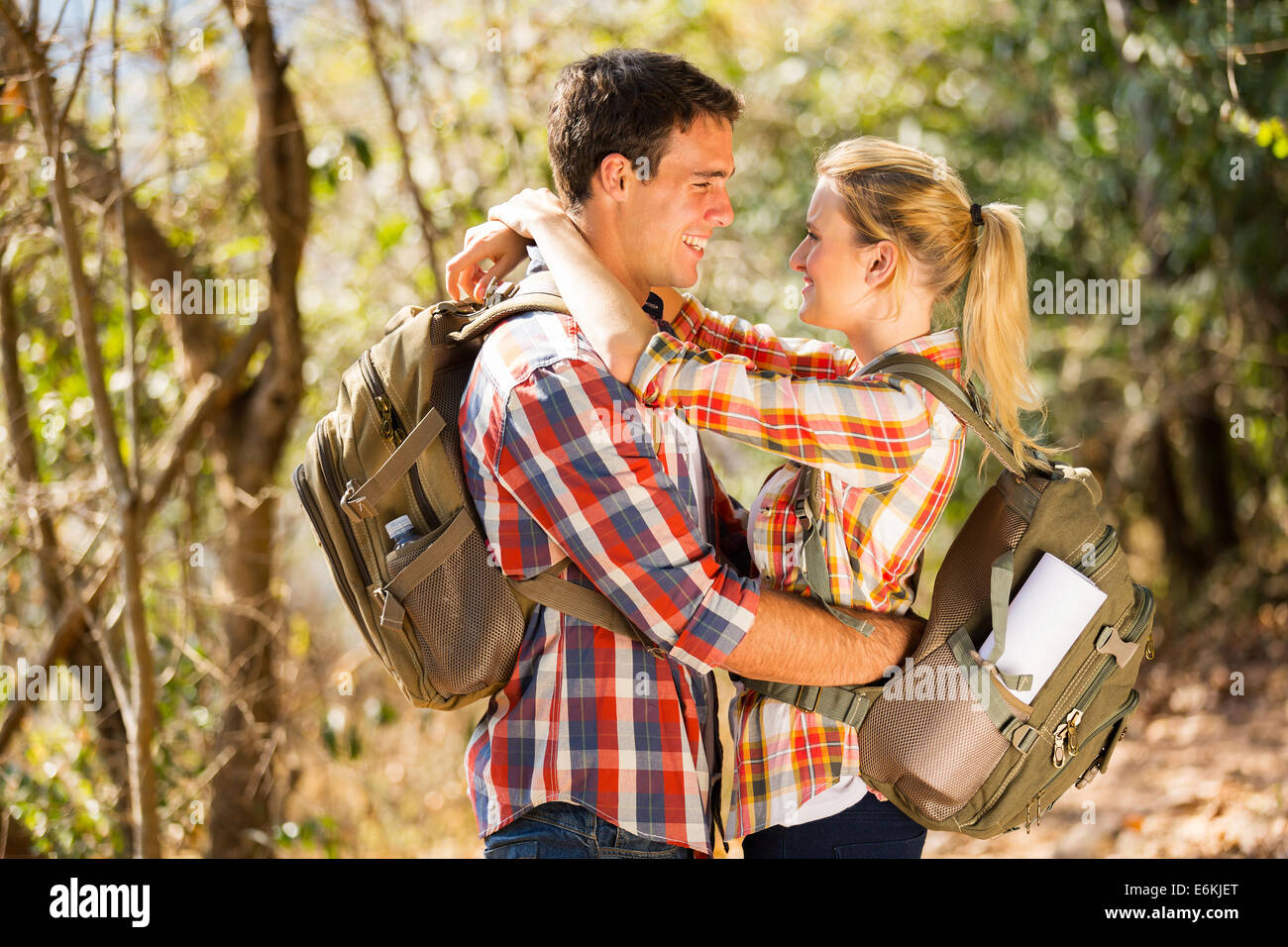 Amorevole coppia giovane costeggiata in autunno mountain Foto Stock