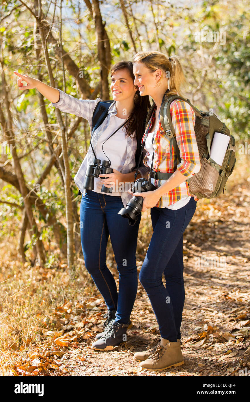 Due donne gli escursionisti in montagna di autunno Foto Stock