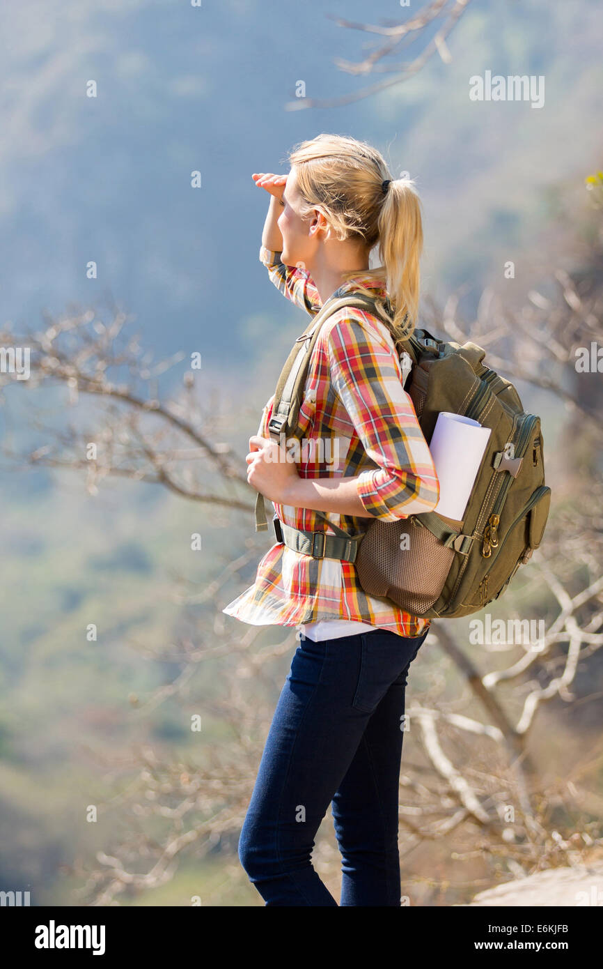 Giovani femmine escursionista sulla cima della montagna Foto Stock