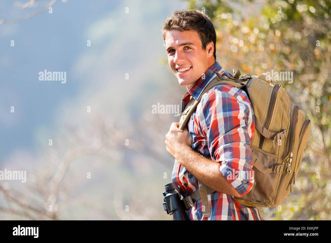 Giovane uomo in piedi in cima alla montagna di autunno Foto Stock