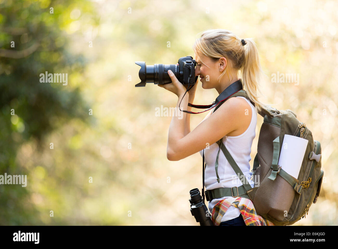 Femmina giovane fotografo Scattare foto nella valle di montagna Foto Stock