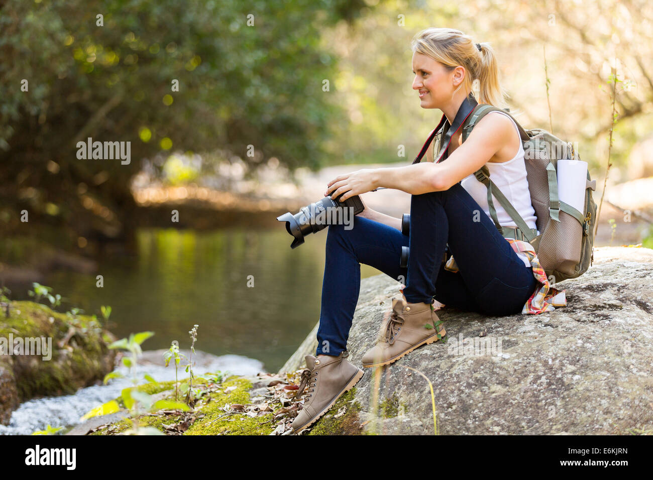 Femmina giovane fotografo di riposo in valle di montagna Foto Stock