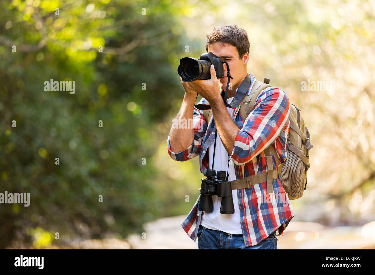 Giovane fotografo Scattare foto nella valle di montagna Foto Stock