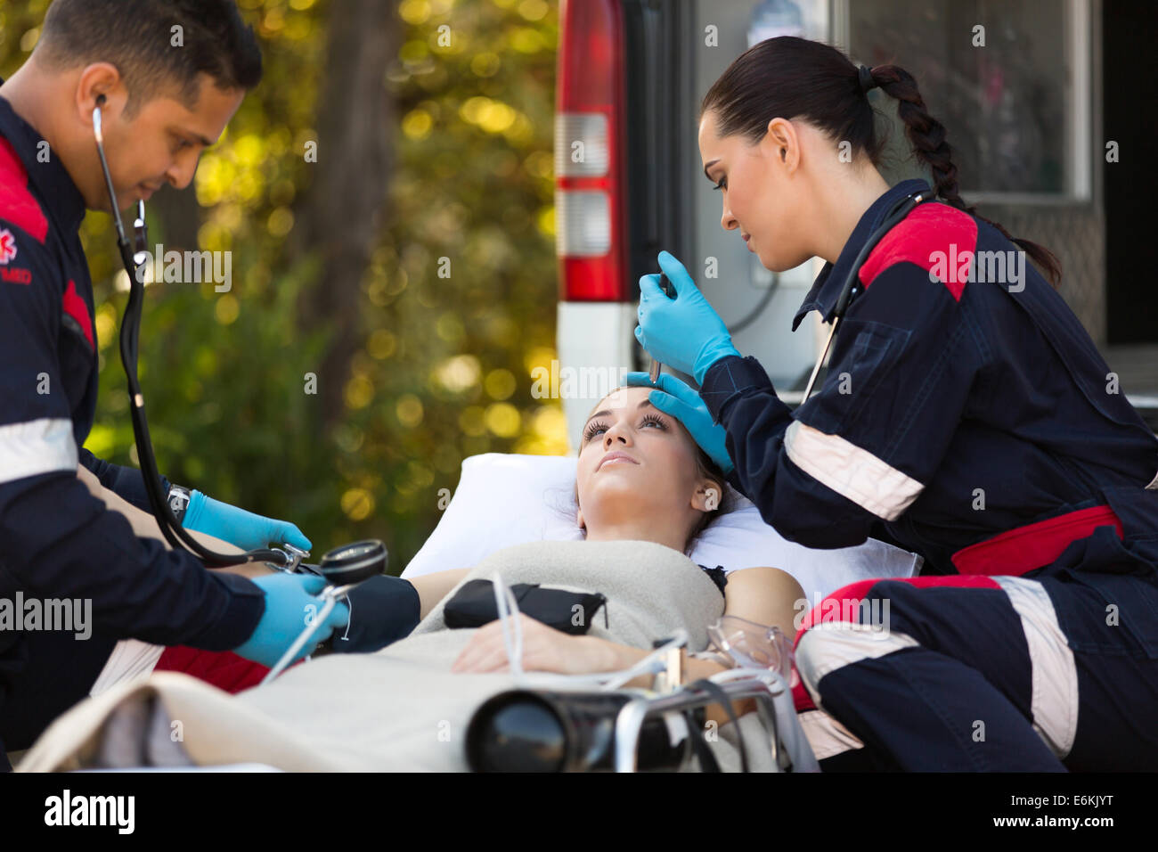 Team di medici di emergenza i tecnici controllo pazienti i segni vitali Foto Stock