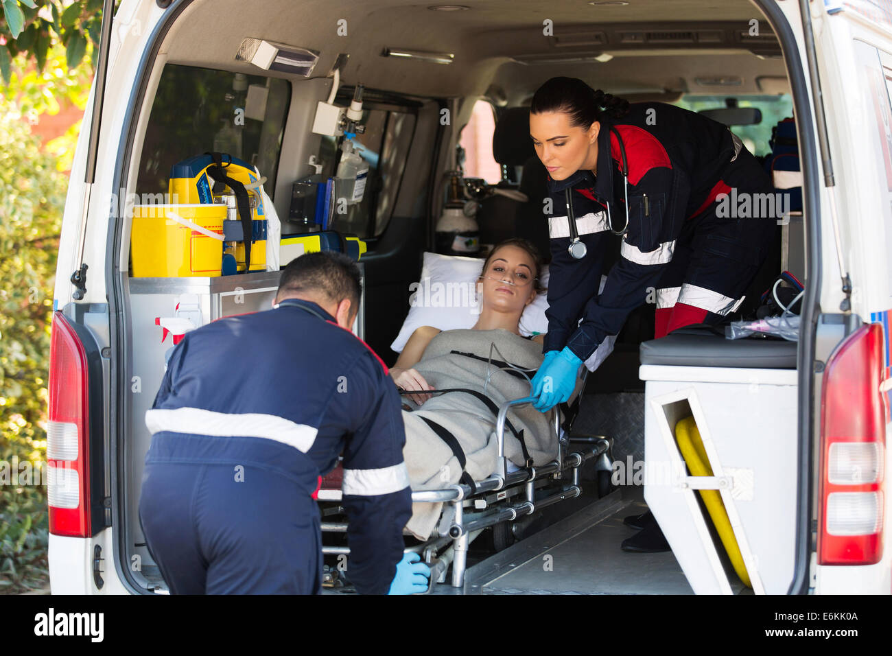 Medico di emergenza personale team di trasportare il paziente in ospedale con  ambulanza Foto stock - Alamy