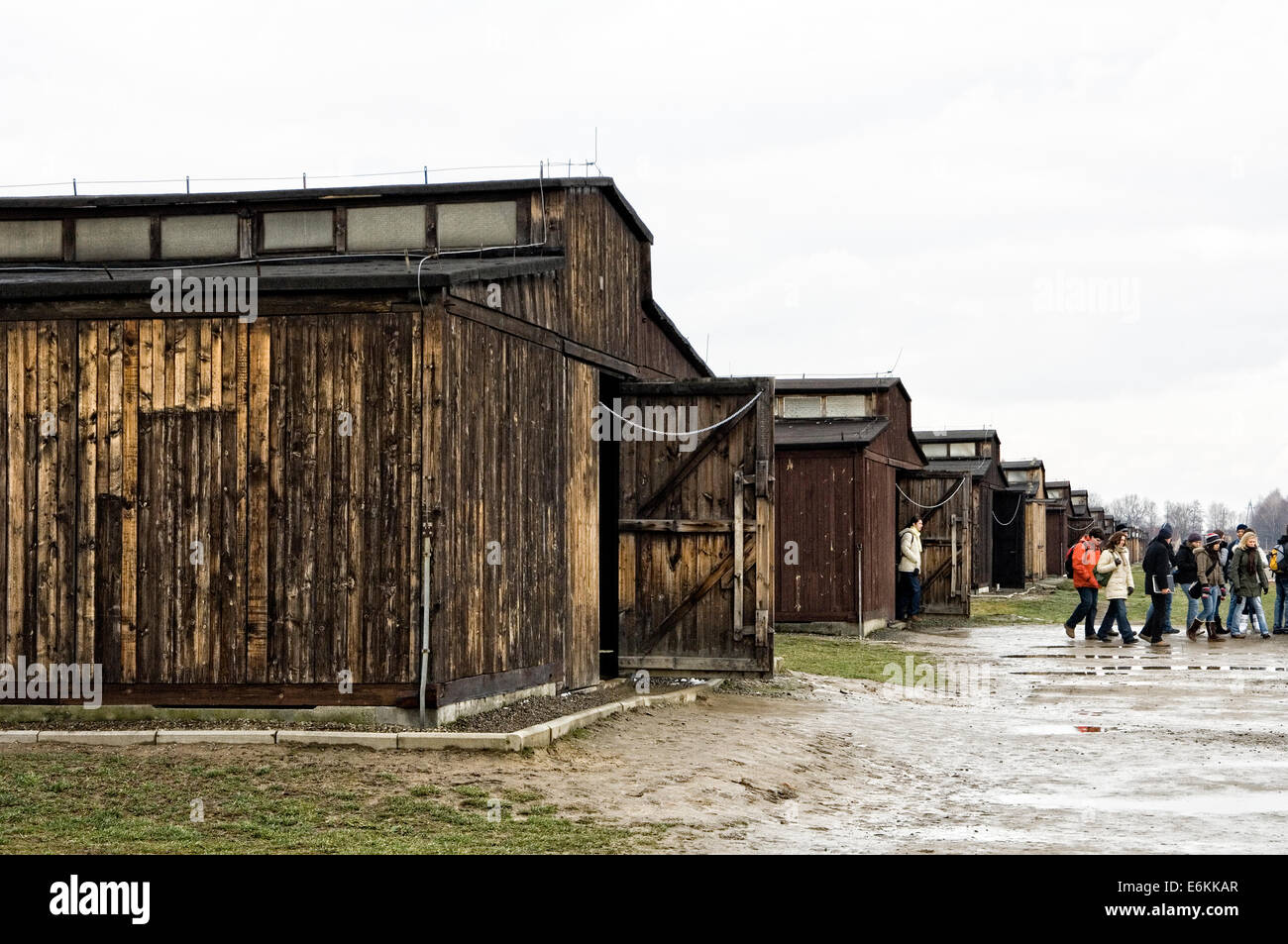 Il dormitorio di capanne nel campo di concentramento nazista di Auschwitz-Birkenau vicino a Cracovia in Polonia Foto Stock