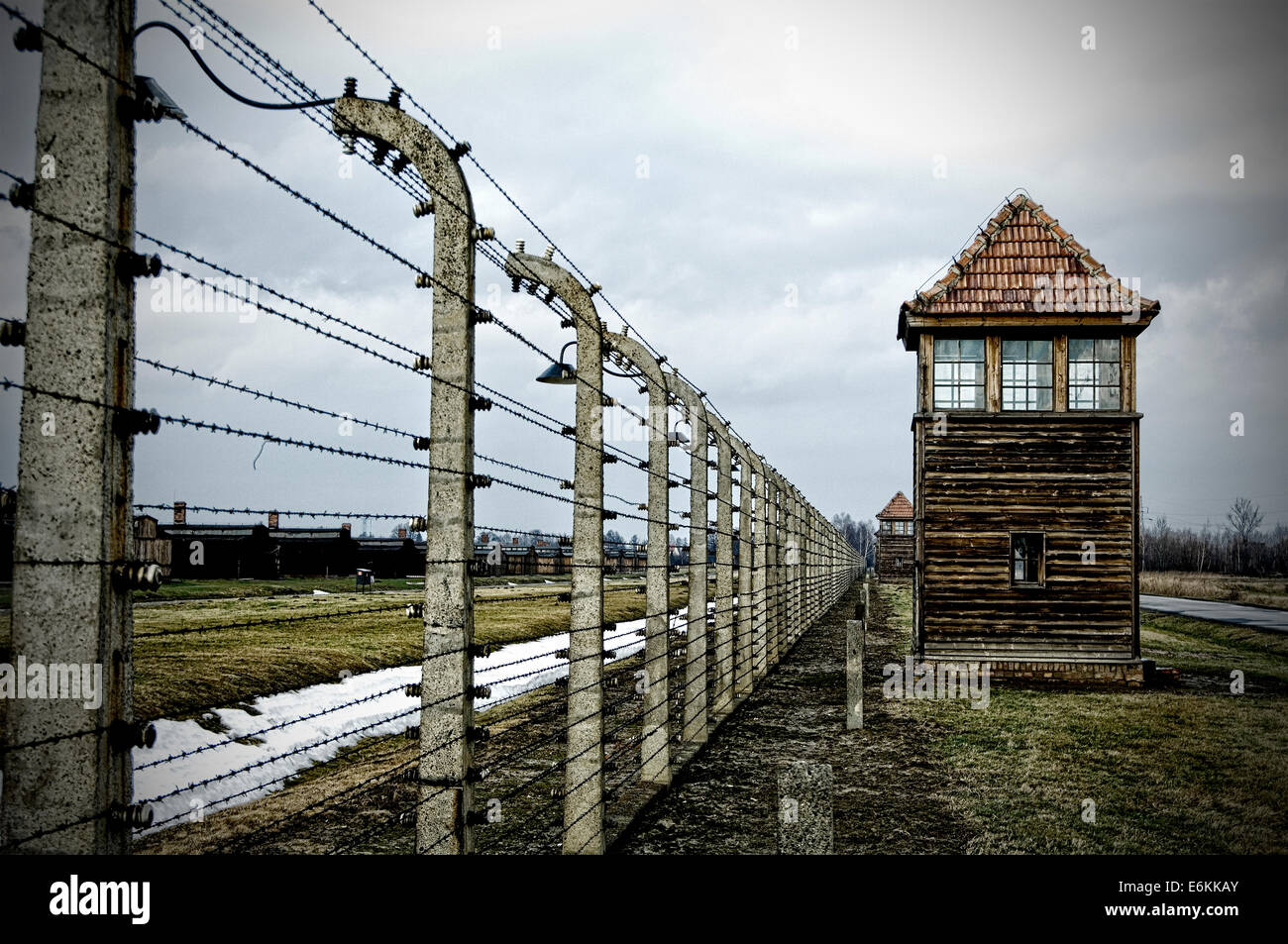 La recinzione e una torre di avvistamento a Auschwitz Birkenau campo di concentramento Foto Stock