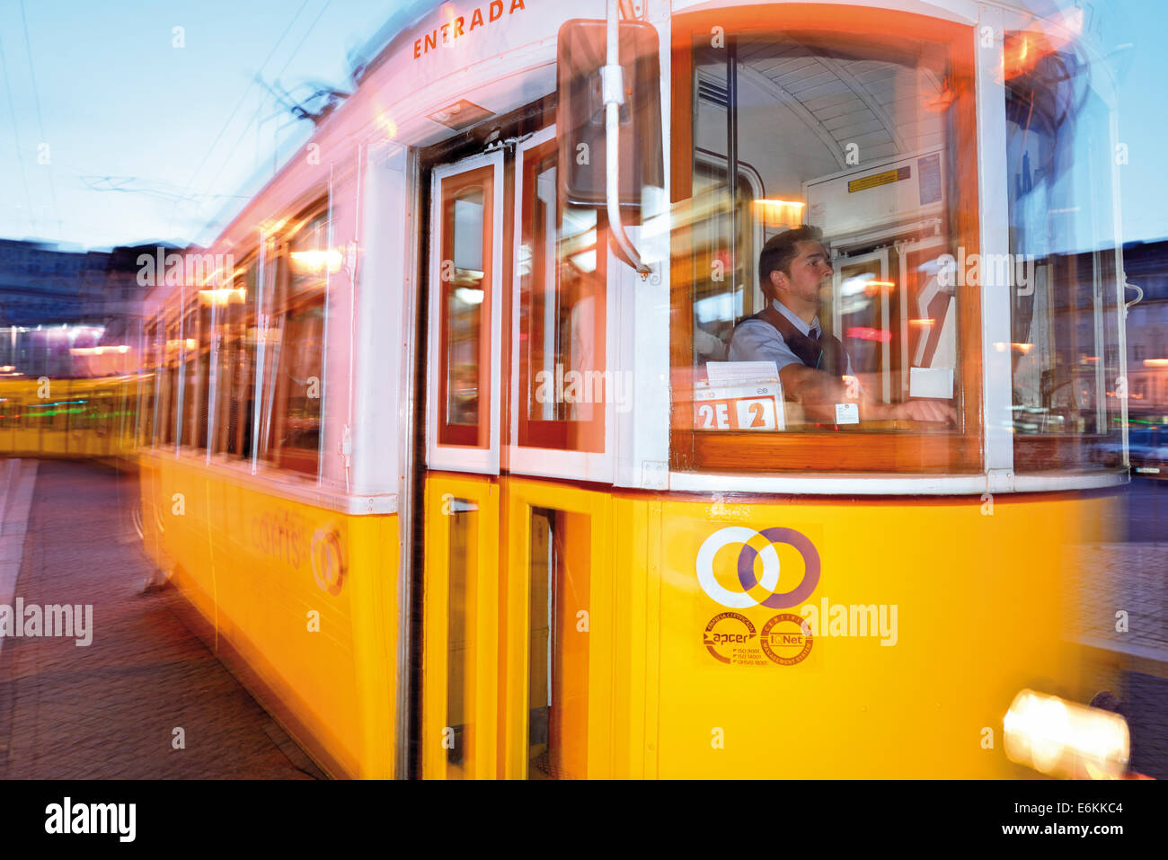 Il portogallo Lisbona: tram storico in movimento Foto Stock